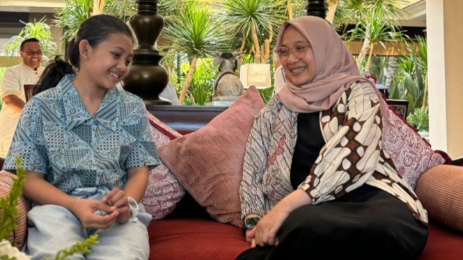 Bupati Banyuwangi Ipuk Fiestiandani bersama dengan Felicia Dahayu di Bali.