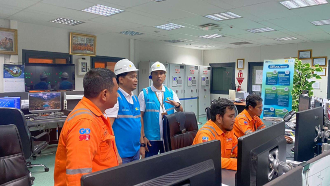 Direktur Operasi Pembangkit Gas PLN Indonesia Power Djoko Mulyono (kedua dari kiri) serta Senior Manager PLN IP Unit Bisnis Pembangkitan (UBP) Bali I Made Harta Yasa (Ketiga dari kiri) yang memastikan langsung keandalan pasokan listrik dari Central Contro