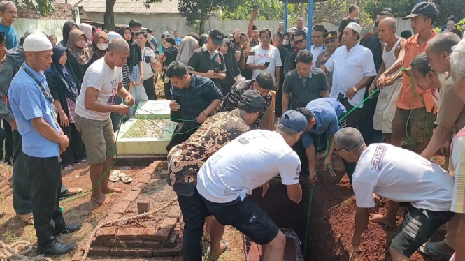 Suasana pemakaman jenazah Co-Pilot Suanda di TPU Kebon Kelapa, Kota Cirebon