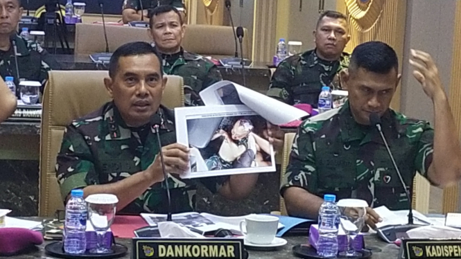 VIVA Militer: Dankormar Mayjen TNI Endi Supardi menunjukkan foto korban