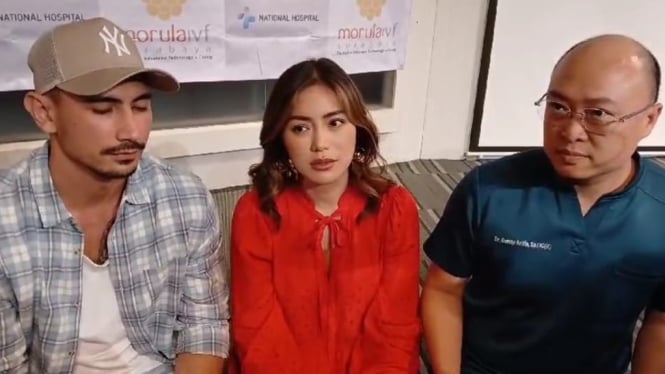 Jessica Iskandar dan Vincent Verhaag saat menjelaskan soal program bayi tabung yang diikutinya di Surabaya.