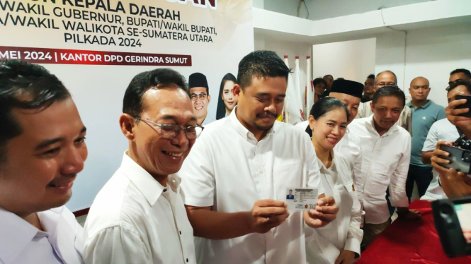 Walikota Medan, Bobby Nasution saat menunjukkan KTA sebagai kader Partai Gerindra.(B.S.Putra/VIVA)