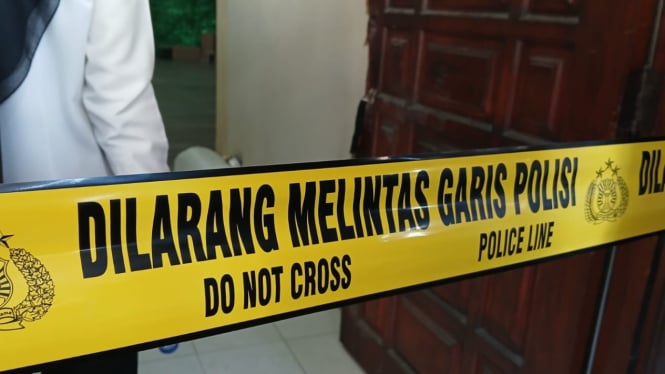 Garis polisi dipasang petugas di rumah yang dijadikan home industry narkotika di Surabaya.