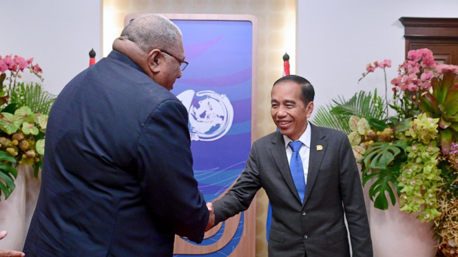 Presiden Republik Indonesia Joko Widodo dan Presiden Fiji Wiliame Maivalili Katonivere - Sunber foto: Biro pers sekretariat presiden