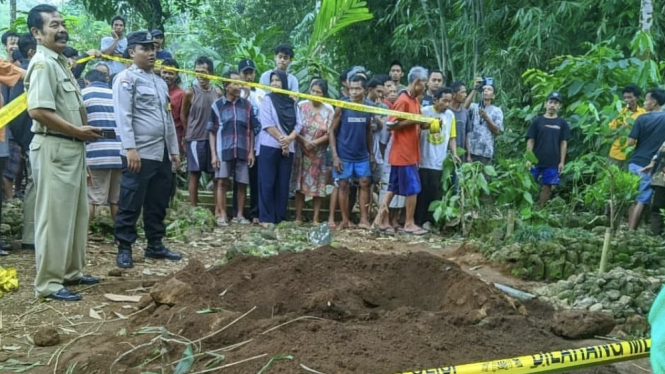 Makam seorang gadis di pemakaman desa di Probolinggo digali (istimewa)