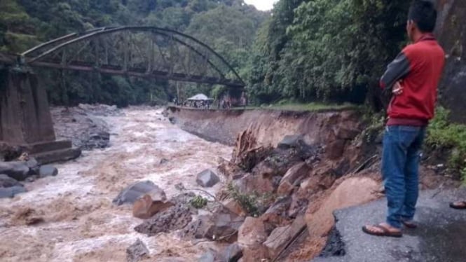 Lokasi pemandian di sempadan Sungai Batang Anai, Tanah Datar, Sumatra Barat, hilang terbawa banjir bandang.