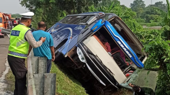 Kondisi bus yang membawa rombongan apdesi usai mengalami kecelakaan lalu lintas di tol tangerang merak