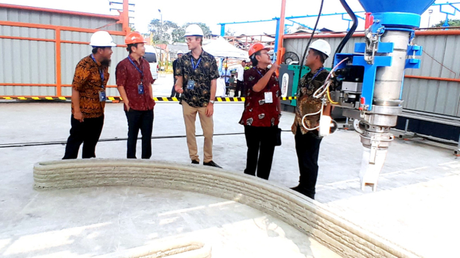 [dok. Direktur & Chief Financial Officer (CFO) BNBR, Roy Hendrajanto M. Sakti dan jajarannya, saat mengecek hasil 3D Construction Printing PT Modula Tiga Dimensi]