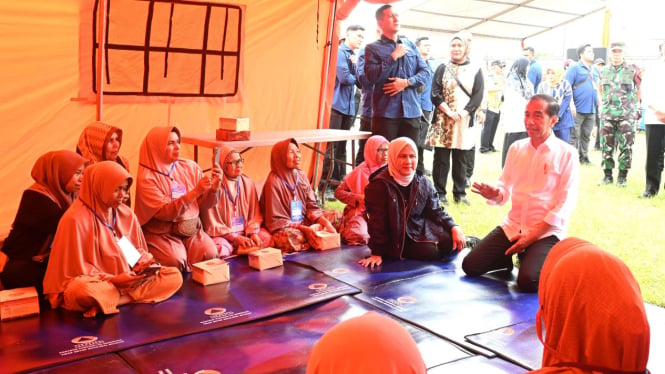 Presiden Jokowi dan Ibu Negara Iriana di Posko Pengungsian Korban di Sumbar