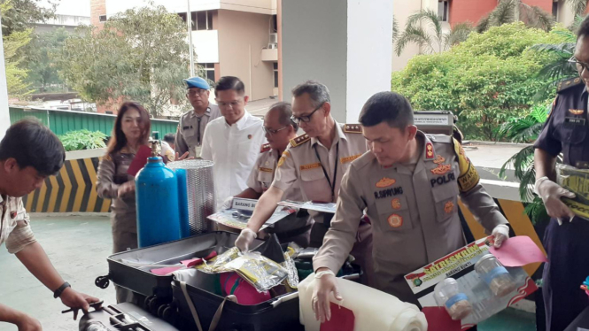 Polres Bandara Soetta saat memeriksa barang bukti penyelundupan benih lobster