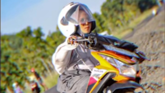 Viral aksi cornering pemotor wanita berhijab pakai motor Honda Beat