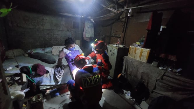 Evakuasi Cincin dari Kemaluan Pria di Bekasi (Dokumentasi: Istimewa Damkar Bekasi)