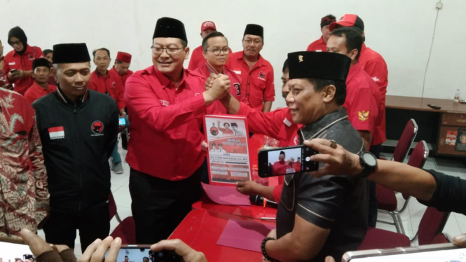 Didik Gatot Subroto menyerahkan berkas ke Tim 9 PDIP Kota Batu