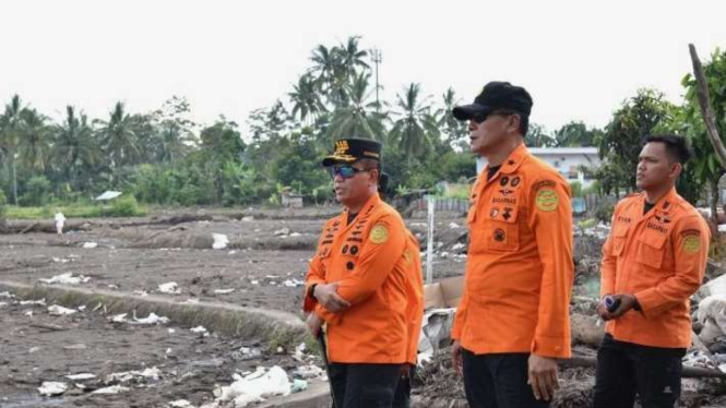 Kepala Basarnas Kusworo (kiri) didampingi Direktur Operasi Basarnas Edy Prakoso meninjau langsung lokasi terdampak bencana banjir lahar dingin Gunung Marapi di Kabupaten Tanah Datar, Sumatra Barat, Selasa, 21 Mei 2024.