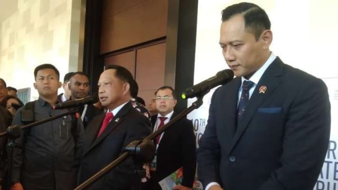 Menteri Dalam Negeri Tito Karnavian (kiri) bersama Menteri Agraria dan Tata Ruang/Badan Pertanahan Nasional Agus Harimurti Yudhoyono memberikan keterangan pers di sela World Water Forum Ke-10 di Nusa Dua, Kabupaten Badung, Bali, Rabu, 22 Mei 2024.