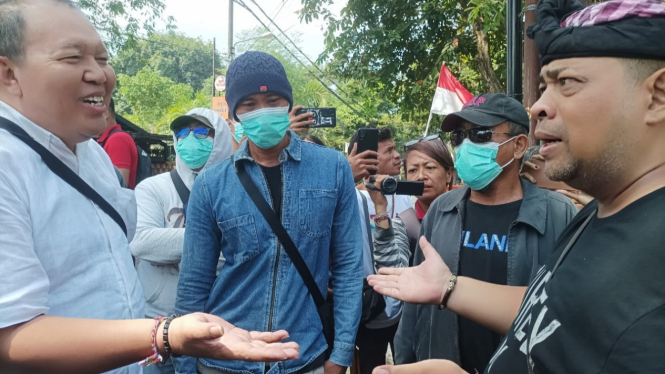 Aktifis lingkungan asal Bali I Nyoman Mardika berusaha melakukan negoisasi dengan sekelompok massa untuk memasuki hotel. 