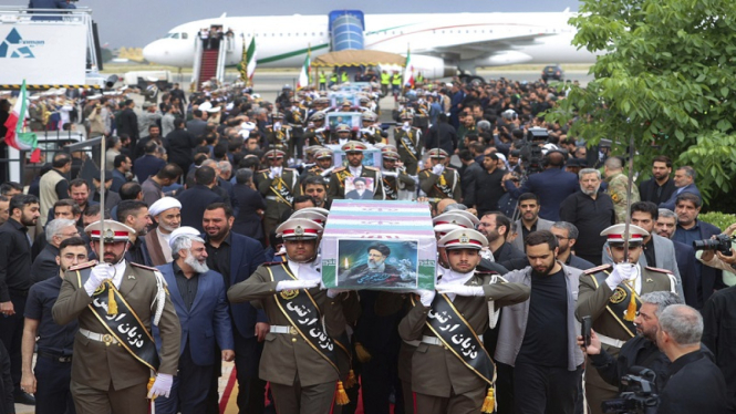 Militer membawa peti jenazah Presiden Iran Ebrahim Raisi yang tewas kecelakaan 