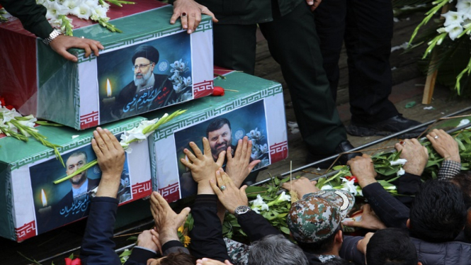 Militer membawa peti jenazah Presiden Iran Ebrahim Raisi yang tewas kecelakaan 