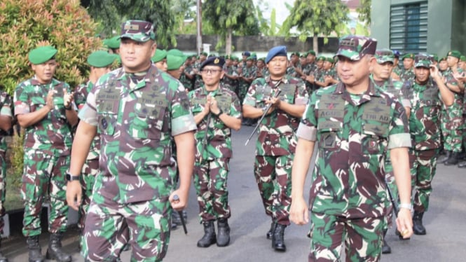 VIVA Militer: Panglima TNI Jenderal TNI Agus Subiyanto bersama Danrem 162/WB