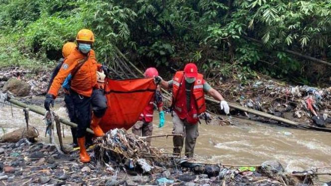 Tim SAR gabungan berhasil menemukan jasad warga yang menjadi korban banjir bandang lahar dingin di Kabupaten Agam. Korban ditemukan di area sungai berjarak 7 kilometer dari pusat kejadian, Rabu, 22 Mei 2024.