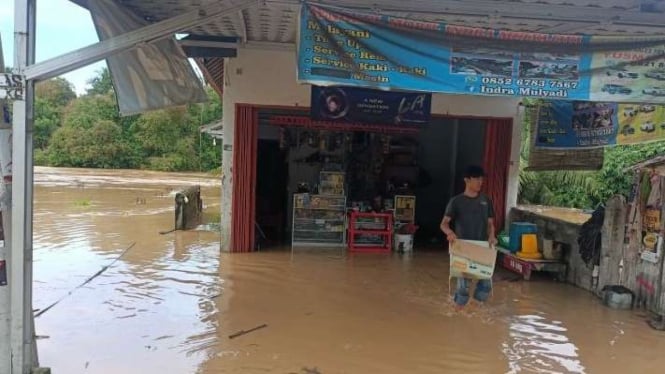 Warga Kabupaten Ogan Komering Ulu (OKU), Sumatra Selatan, menyelematkan barang berharga dari banjir bandang, Kamis, 23 Mei 2024.
