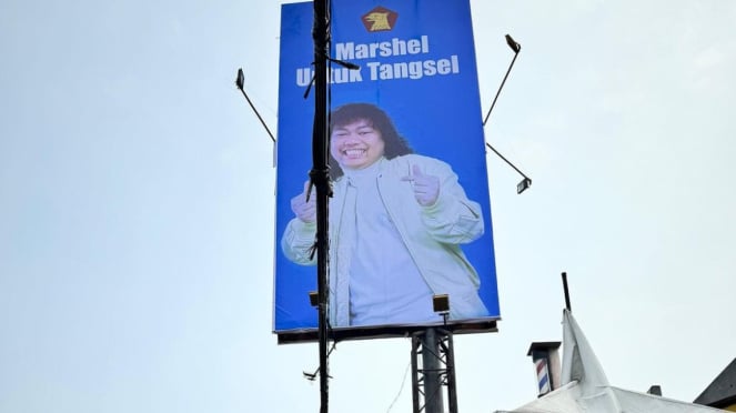 La valla publicitaria de Marshall Vidianto para Tangerang South con el logo del Partido Gerindra es increíble