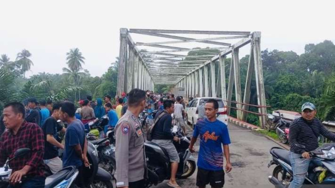 Aparat Kepolisian Daerah Sumatra Selatan menangani kecelakaan sebuah mobil travel yang terjun ke sungai Muara Kelingi, Musi Rawas, Kamis, 23 Mei 2024.