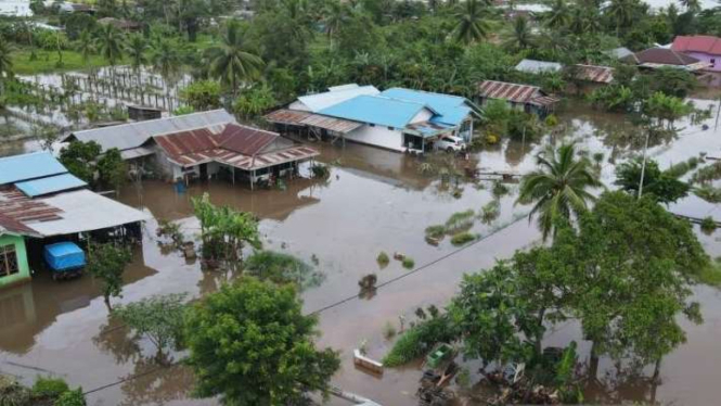 Arsip Foto - Pantauan udara kondisi bencana banjir yang menggenangi sejumlah rumah warga di Kabupaten Merauke, Papua Selatan, Selasa, 7 Mei 2024.