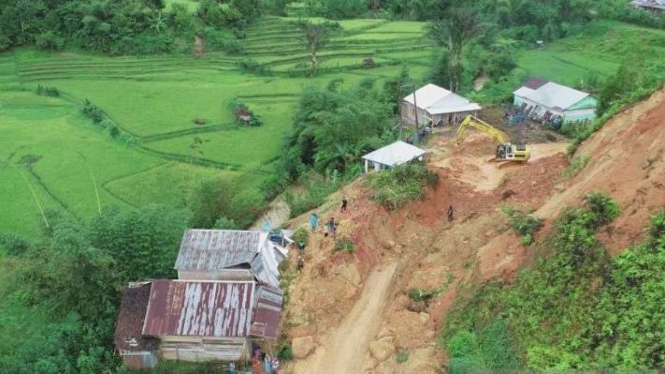 Sejumlah rumah warga dan akses jalan terdampak tanah longsor di Kabupaten Mamasa, Sulawesi Barat, Selasa, 21 Mei 2024.