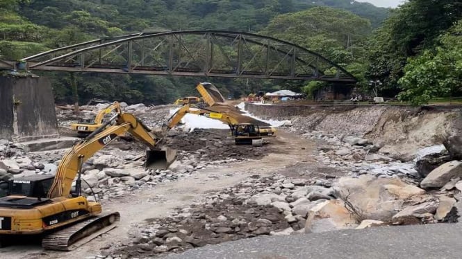 Perbaikan di jalan Padang-Bukittinggi via Lembah Anai yang rusak karena banjir
