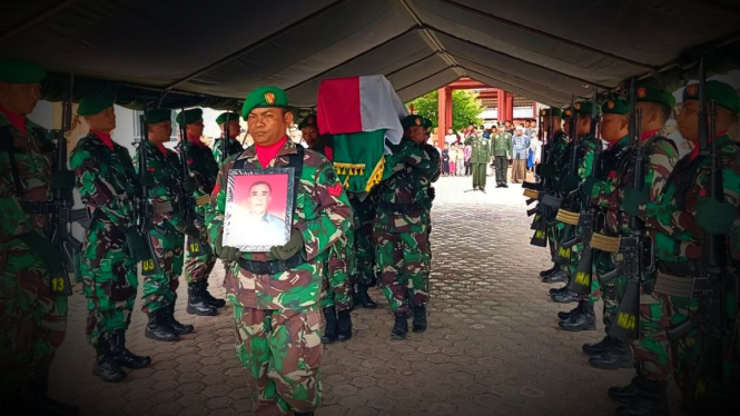 VIVA Militer: Prosesi pemakaman militer almarhum Mayor Raden Swanti
