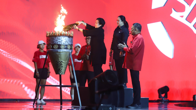 A presidente do PDIP, Megawati Soekarno Putri, acendeu a tocha na 5ª reunião nacional dos trabalhadores.