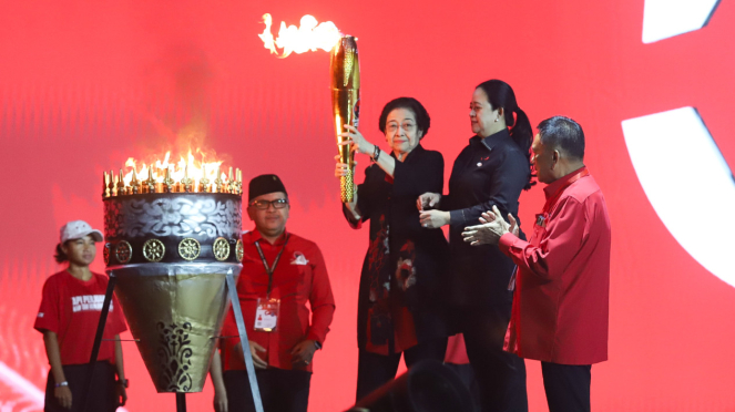 A presidente do PDIP, Megawati Soekarno Putri, acendeu a tocha na 5ª Assembleia Nacional de Trabalho