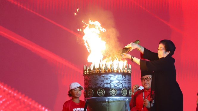 Ketum PDIP Megawati Soekarno Putri Nyalakan Obor di Rakernas V
