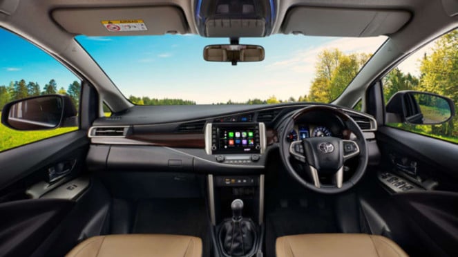 Interior Innova Crysta