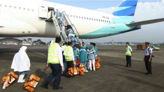 Jemaah haji terbang dengan Garuda Indonesia