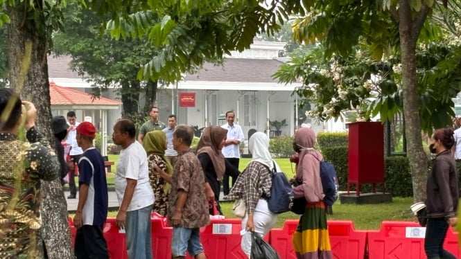Presiden Jokowi bagi-bagi sembako di Gedung Agung Yogyakarta
