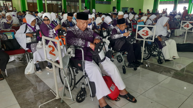 Jemaah haji kloter 41 asal Kabupaten Kendal tiba di Asrama Haji Donohudan, Solo