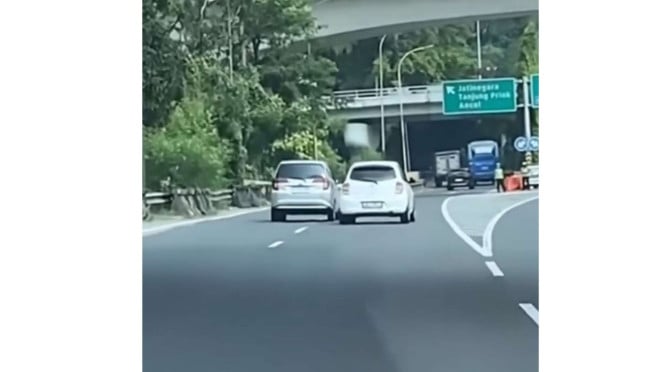 Toyota Calya dan Nissan March saling pepet di Tol
