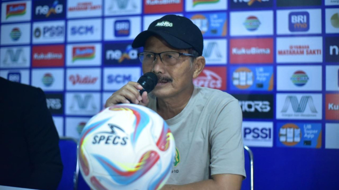 Pelatih Persikabo 1973 dan legenda Persib Bandung Djadjang Nurdjaman