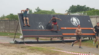 A Corrida Espartana da Indonésia foi realizada hoje em Ankol, com cerca de 1.000 participantes