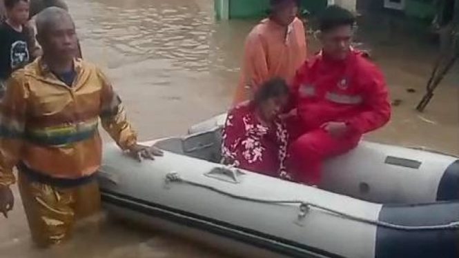 BPBD Kabupaten Tangerang evakuasi korban banjir di Teluknaga