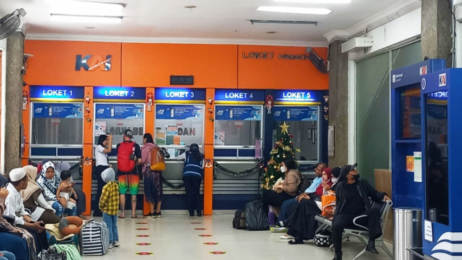 Aktivitas penumpang di Stasiun KA Medan.(B.S.Putra/VIVA)