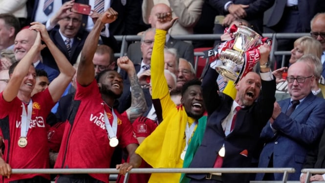 Erik ten Hag merayakan keberhasilan Manchester United juara Piala FA