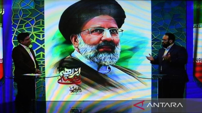 Televisi nasional Iran menayangkan poster almarhum Presiden Iran Ebrahim Raisi