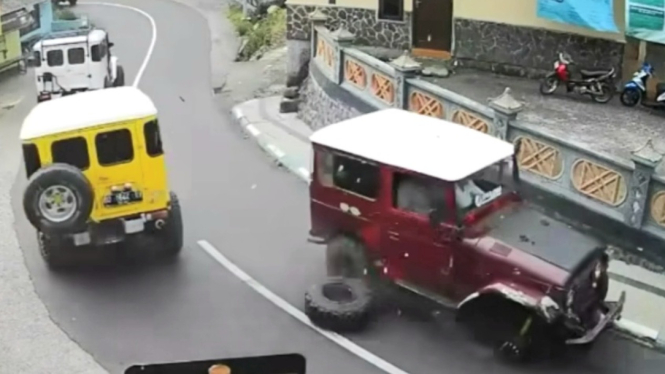 Dua mobil jeep bersenggolan di Bromo