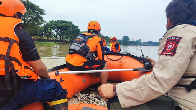 Tim Basarnas saat pencarian korban di Sungai Cisadane, Kota Tangerang, Banten.