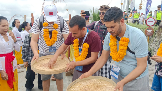 Delegasi WWF ke-10 belajar menampi beras di Jatiluwih