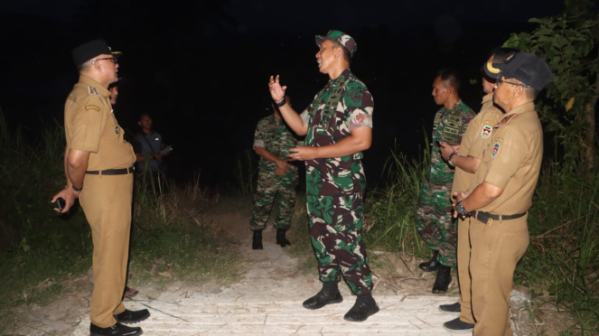 VIVA Militar: Major General do TNI Ahmed Rizal Ramdhani e Tenente-Coronel Inf Ardiansyah em campos de arroz