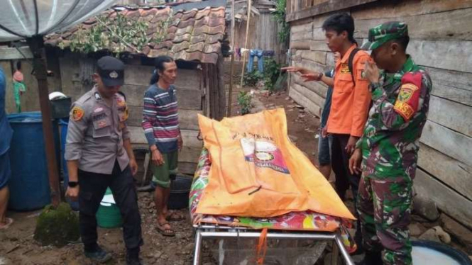 Tim SAR gabungan mengevakuasi jasad korban longsor di Kabupaten Ogan Komering Ulu (OKU), Sumatra Selatan, Minggu, 26 Mei 2024.